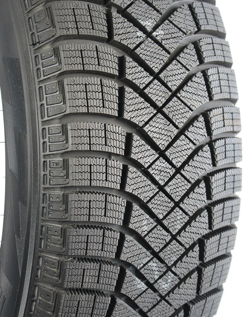 Шина зимняя R22 265/40R22 ICE ZERO FRICTION 106H XL Страна производства: Россия 1